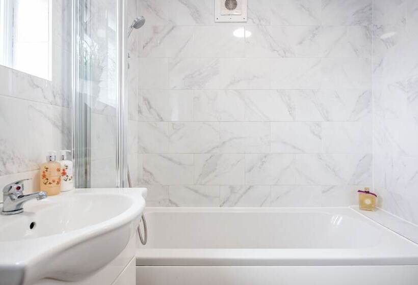 דירת נופש Lovely 4 Bedroom House Near Romford Station