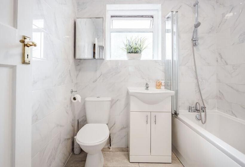 דירת נופש Lovely 4 Bedroom House Near Romford Station