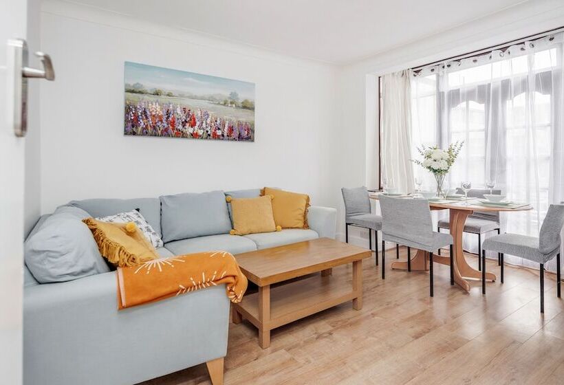דירת נופש Lovely 4 Bedroom House Near Romford Station