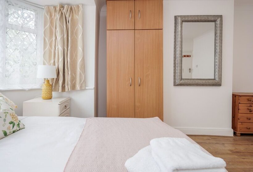 דירת נופש Lovely 4 Bedroom House Near Romford Station