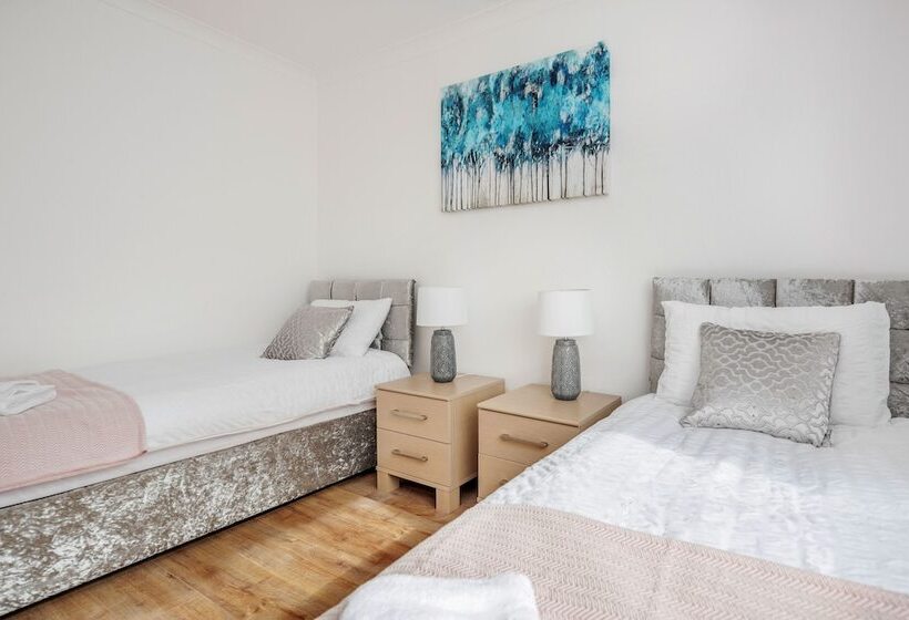 דירת נופש Lovely 4 Bedroom House Near Romford Station