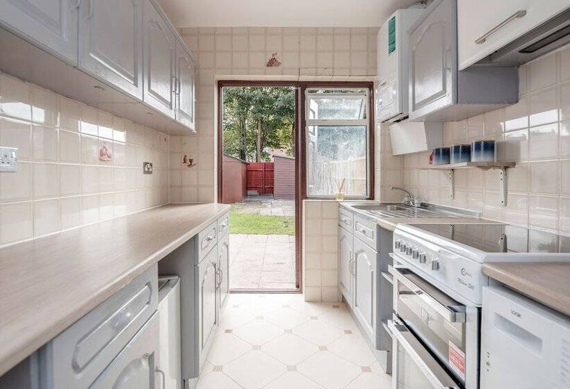 דירת נופש Lovely 4 Bedroom House Near Romford Station