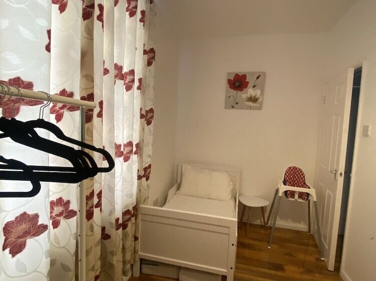 레지던스 Lovely And Cosy House In Cardiff, South Wales