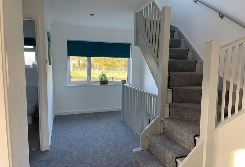 דירת נופש Luxury 5 Bed House With Tennis Court & Games Room