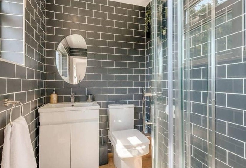 דירת נופש Luxury 5 Bed House With Tennis Court & Games Room