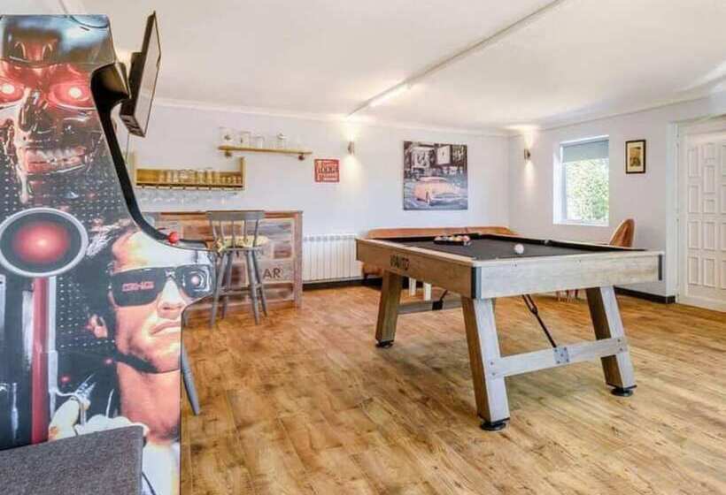 דירת נופש Luxury 5 Bed House With Tennis Court & Games Room