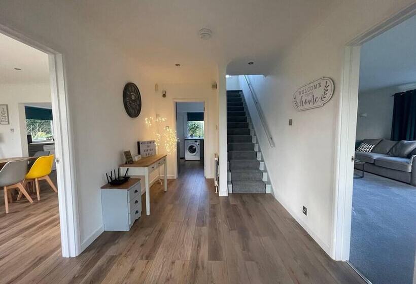 דירת נופש Luxury 5 Bed House With Tennis Court & Games Room