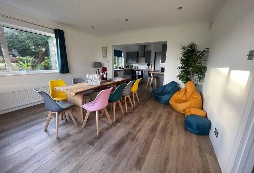 דירת נופש Luxury 5 Bed House With Tennis Court & Games Room