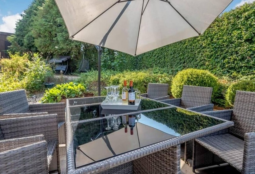 דירת נופש Luxury 5 Bed House With Tennis Court & Games Room