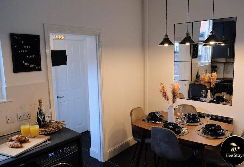 إقامة Pickmere House  An Oasis Near Town Centre