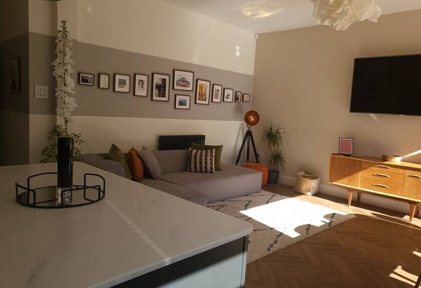 اقامتگاه Remarkable 4 Bed House In Sheffield