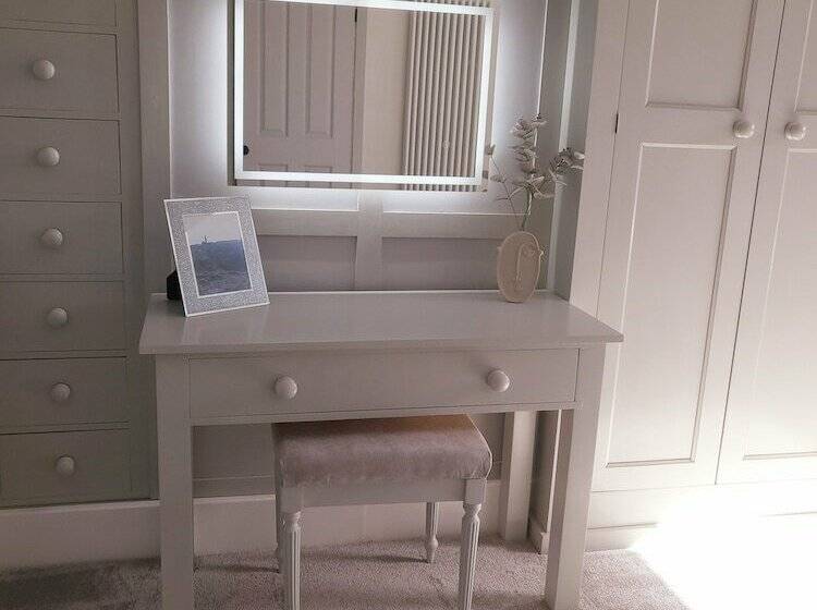 اقامتگاه Remarkable 4 Bed House In Sheffield