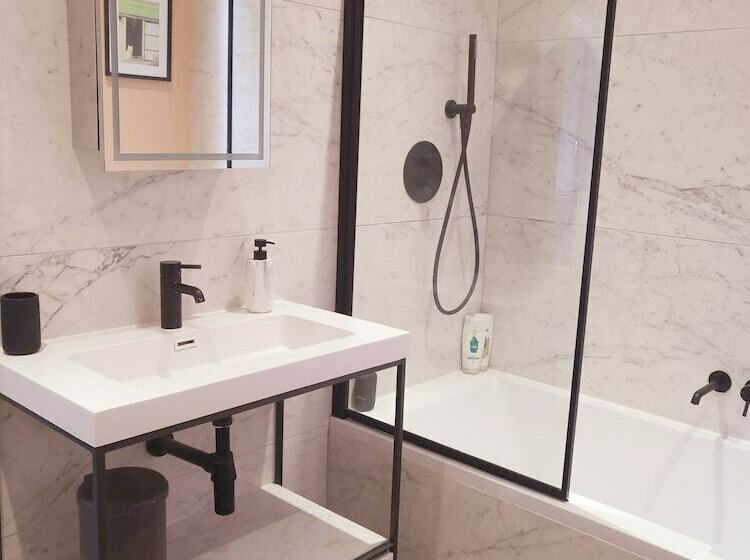 اقامتگاه Remarkable 4 Bed House In Sheffield