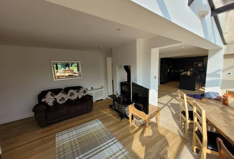 住所 Remarkable 7 Bedroom Family House In Farnborough