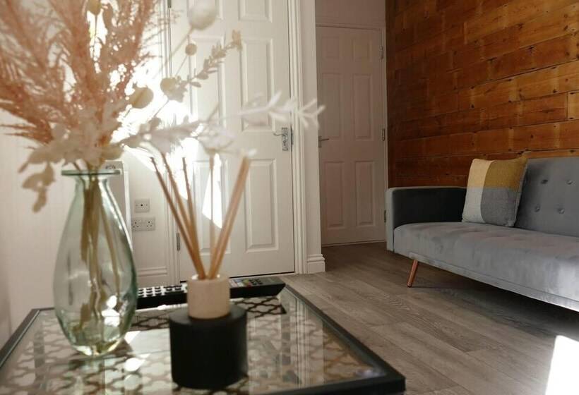 Резиденция Vibrant 6 Bed Stylish Home In Heart Of Southsea