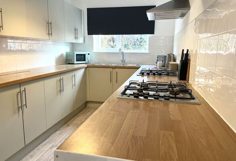 Резиденция Vibrant 6 Bed Stylish Home In Heart Of Southsea