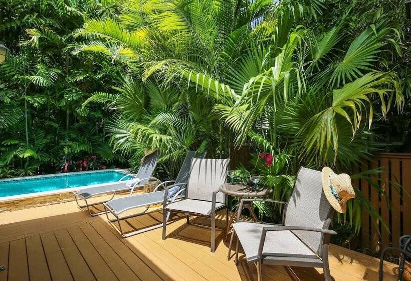 Serenity By Avantstay Guest House In Old Town W/ Shared Pool Month Long Stays Only