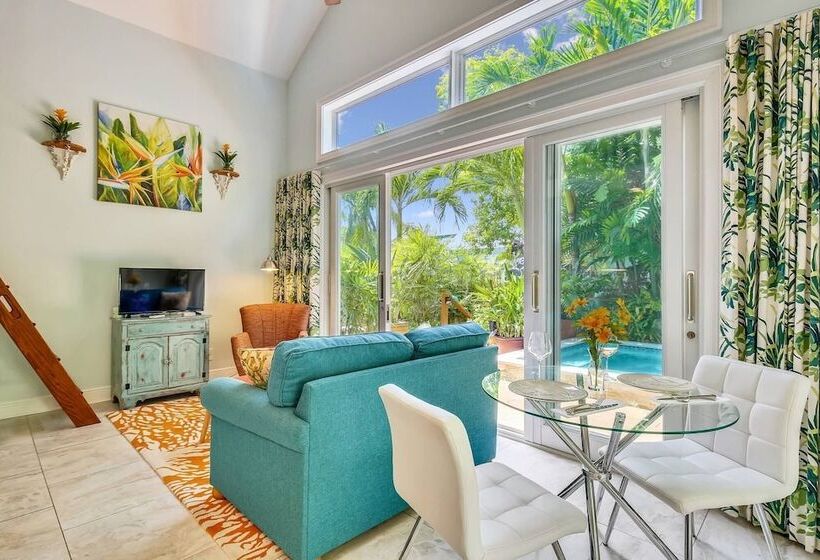 Serenity By Avantstay Guest House In Old Town W/ Shared Pool Month Long Stays Only