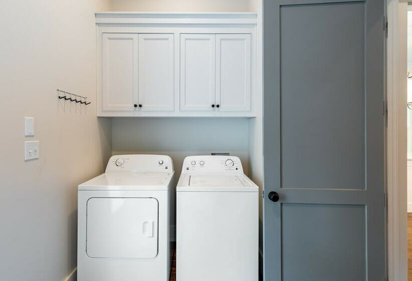 Southern Charms By Avantstay Historic Home! Pet Friendly!