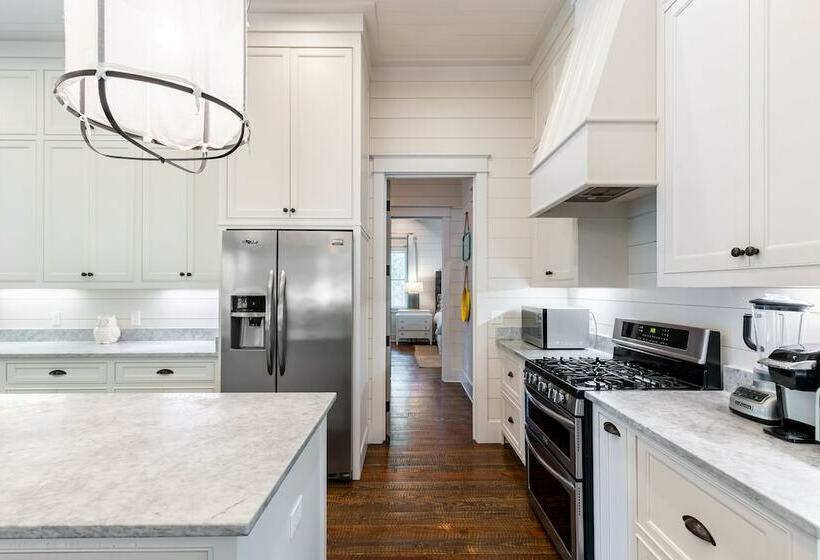 Southern Charms By Avantstay Historic Home! Pet Friendly!