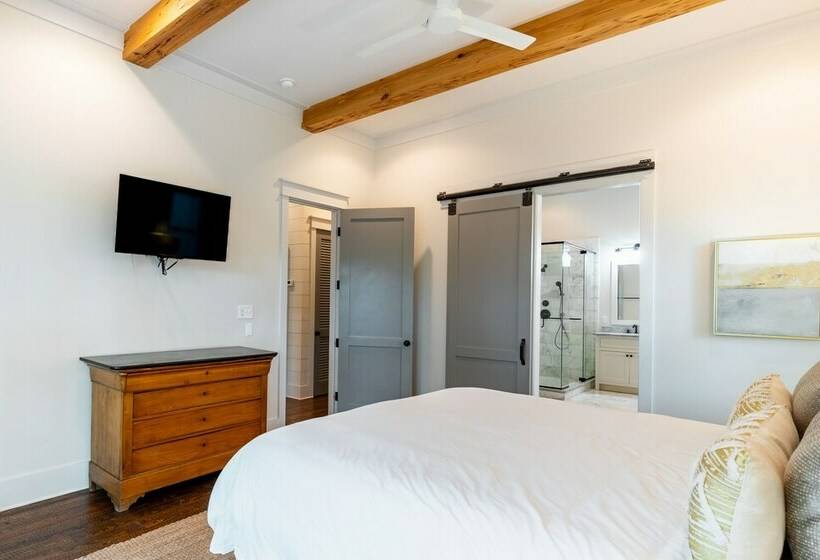 Southern Charms By Avantstay Historic Home! Pet Friendly!