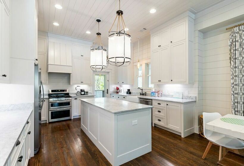 Southern Charms By Avantstay Historic Home! Pet Friendly!