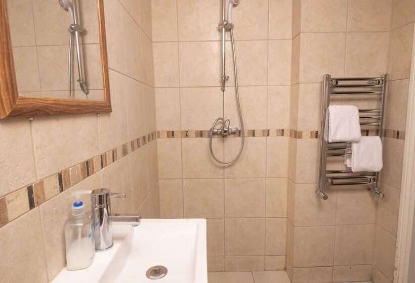 The Angel Place Hideaway   Fair 4bdr House With Terrace