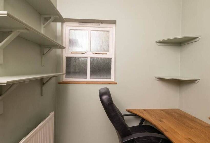 The Angel Place Hideaway   Fair 4bdr House With Terrace