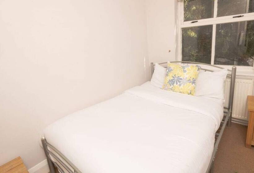 The Angel Place Hideaway   Fair 4bdr House With Terrace