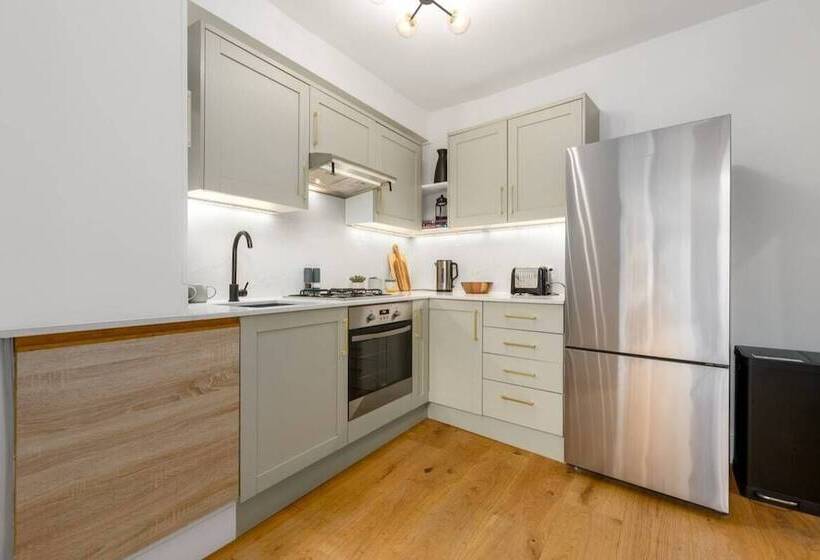 The Victorian House   Enticing 3bdr House With Garden