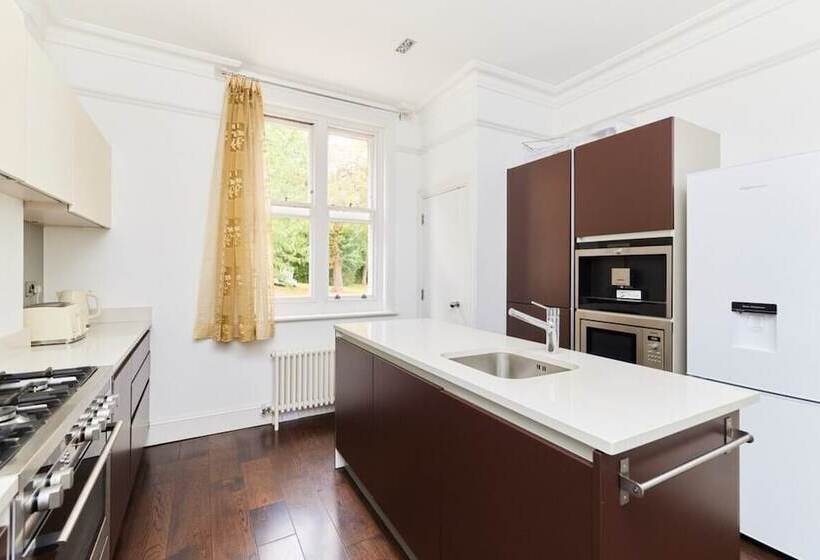 The Woolwich Retreat   Enticing 5bdr House With Parking