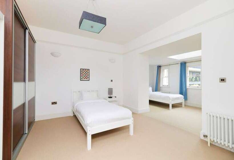 The Woolwich Retreat   Enticing 5bdr House With Parking