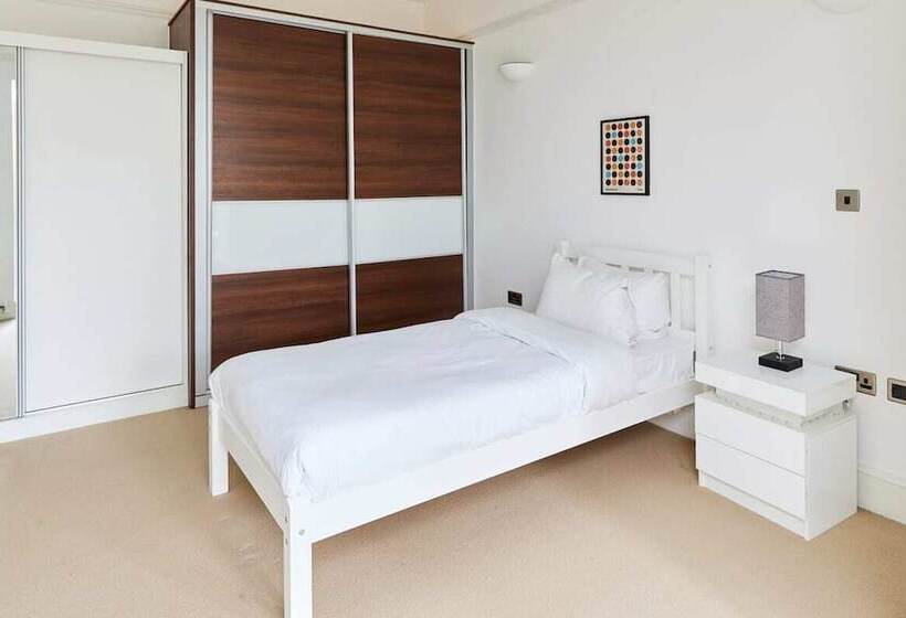 The Woolwich Retreat   Enticing 5bdr House With Parking