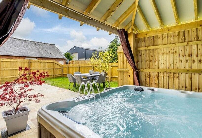 Toppesfield Hall Luxury Cottage With Hot Tub