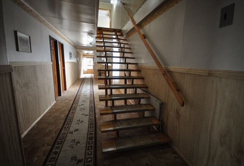 הוסטל Hostal Los Pinos