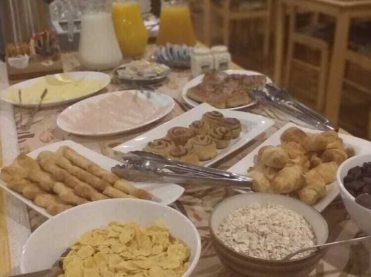 הוסטל Hostal Los Pinos