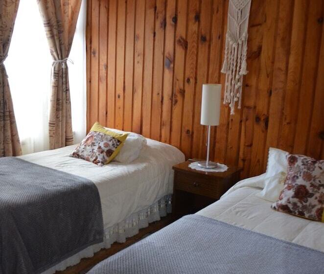 הוסטל Hostal Los Pinos