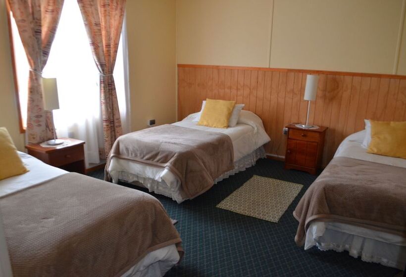 הוסטל Hostal Los Pinos