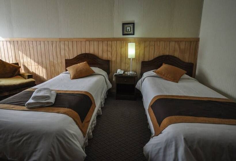 הוסטל Hostal Los Pinos