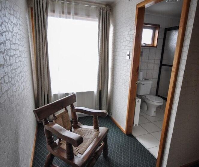 הוסטל Hostal Los Pinos