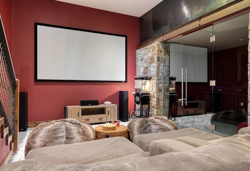 Apex By Avantstay Cozy Expansive Mountain Home Close To The Slopes W/ Hot Tub!