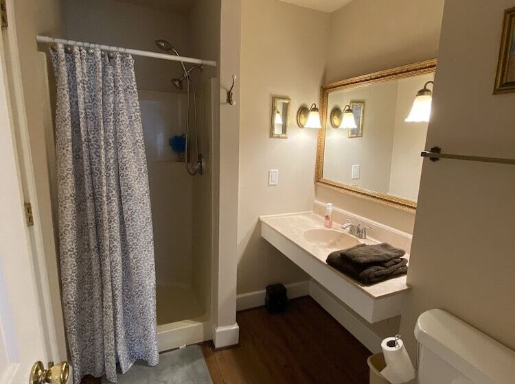 مبيت وإفطار Misty Mountain Inn