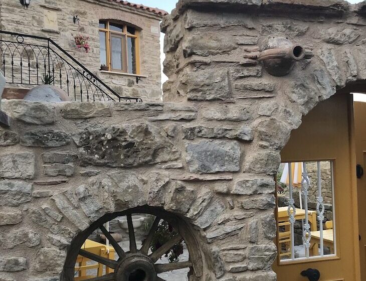 צימר Sari Keçi̇ Taş Otel