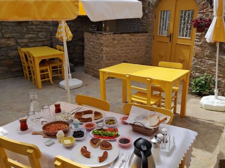 צימר Sari Keçi̇ Taş Otel
