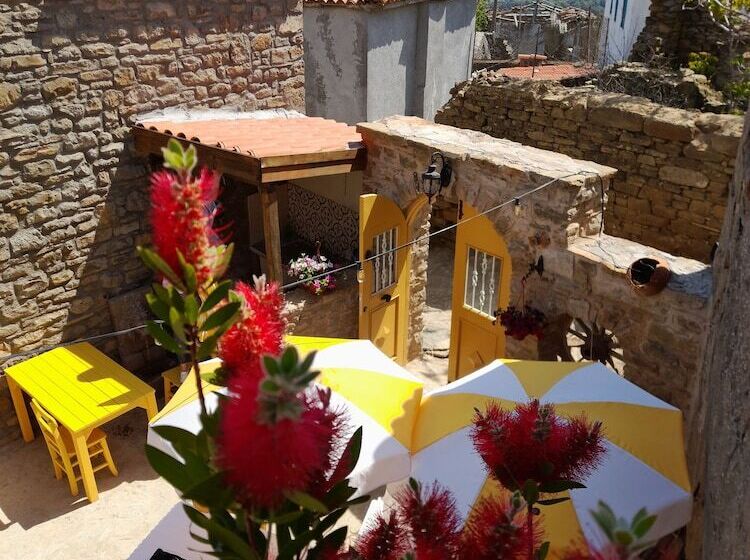 צימר Sari Keçi̇ Taş Otel