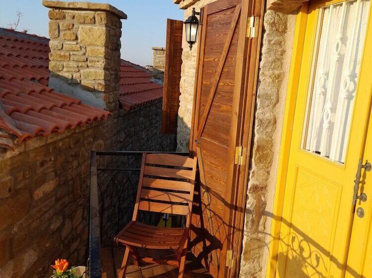 צימר Sari Keçi̇ Taş Otel