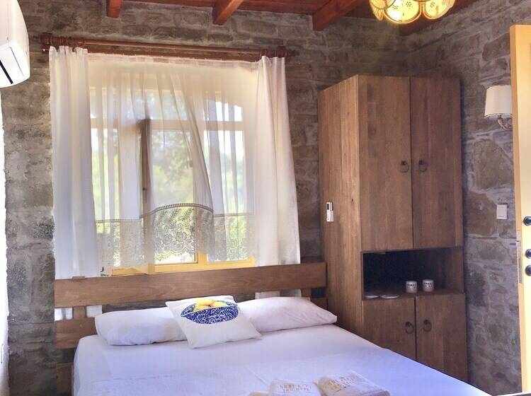 צימר Sari Keçi̇ Taş Otel