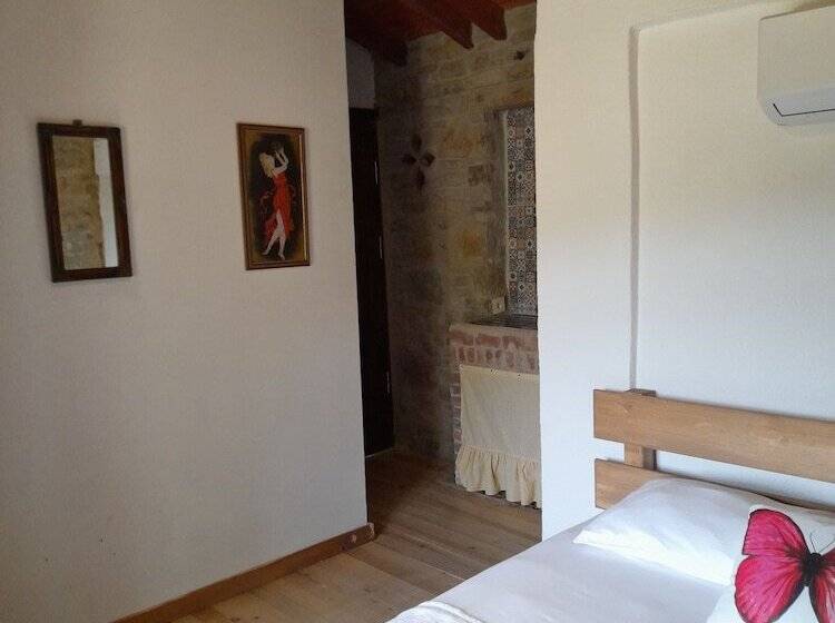 צימר Sari Keçi̇ Taş Otel