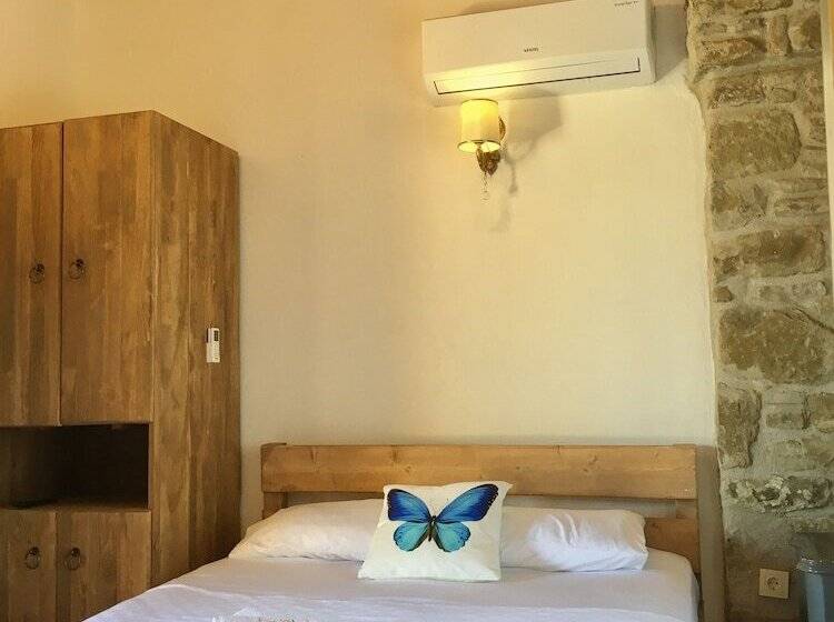 צימר Sari Keçi̇ Taş Otel