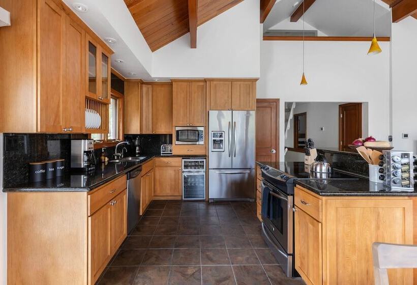 Bighorn By Avantstay Spacious Ski Cabin W/ Sprawling Porch, Views & Hot Tub!